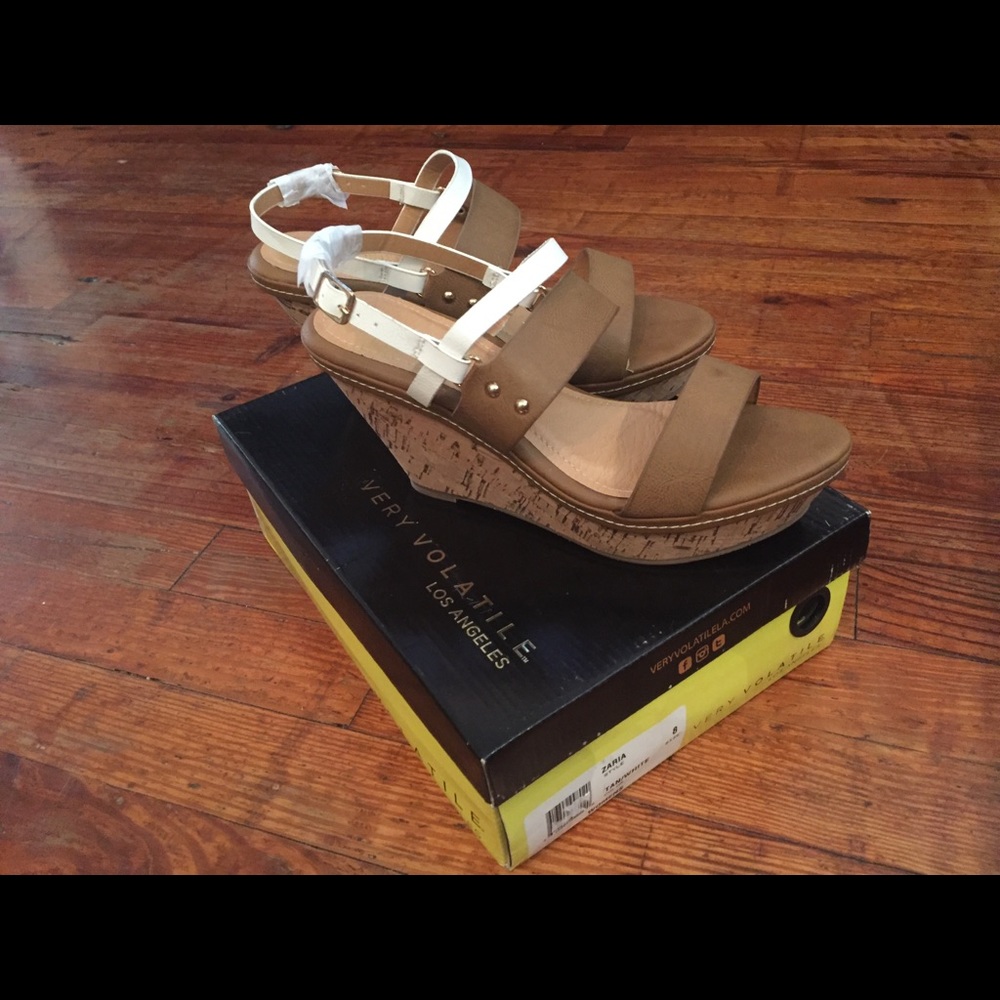 Very Volatile Wedges - size 8 - NWT